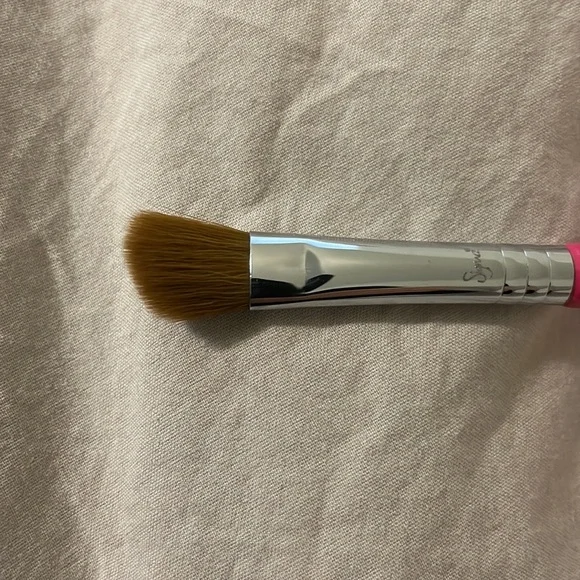 Sigma E70 Medium Angled Shading Brush travel size - Picture 2 of 4